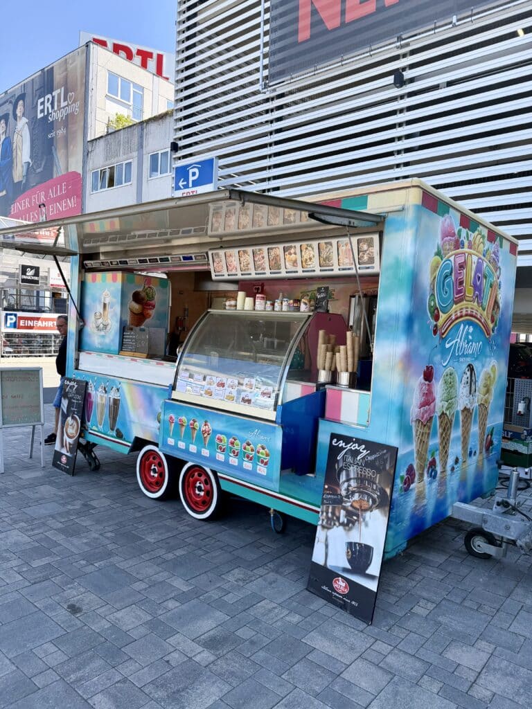 GELATI Eiswagen von Abramo vor dem ERTL