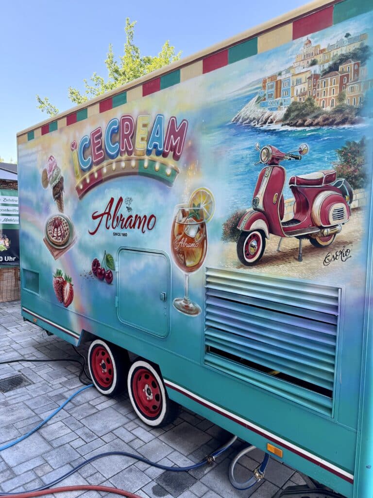 GELATI Eiswagen von Abramo vor dem ERTL